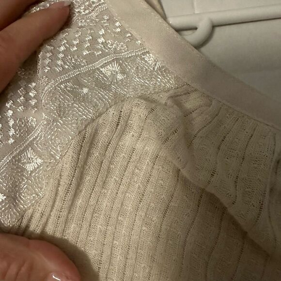 Lucky Brand Cream Long Sleeve Women's Top with Lace Like on Sleeves Size Small - Picture 11 of 11